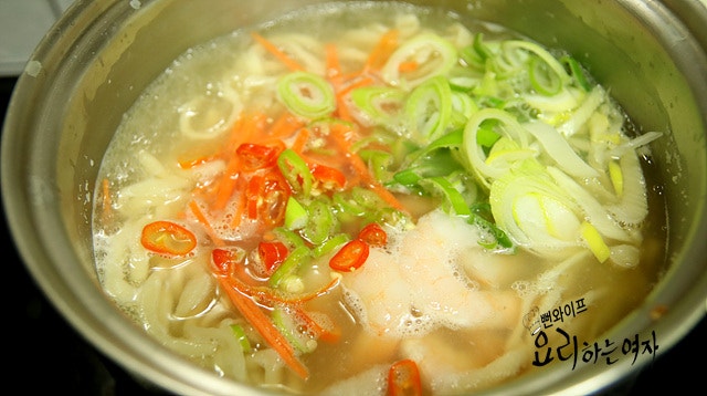 Cook the kalguksu noodles — step photo 2