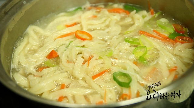 Cook the kalguksu noodles — step photo 1