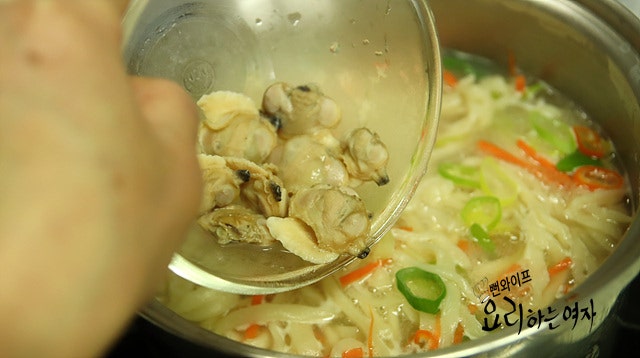 Cook the kalguksu noodles — step photo 2