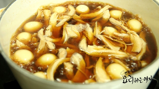 Braise in the soy liquid — step photo 1