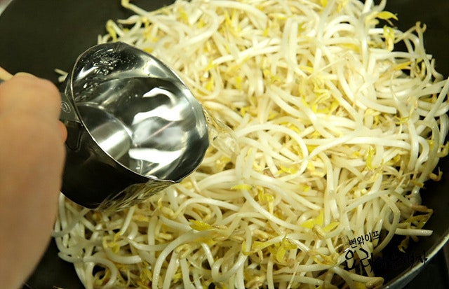 Blanch the mung bean sprouts — step photo 1