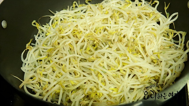 Blanch the mung bean sprouts — step photo 1