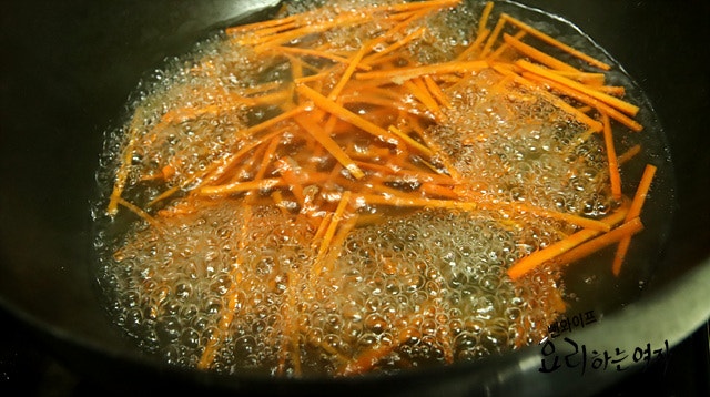 Blanch the carrot — step photo 1