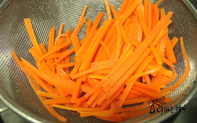 Blanch the carrot — step photo 2