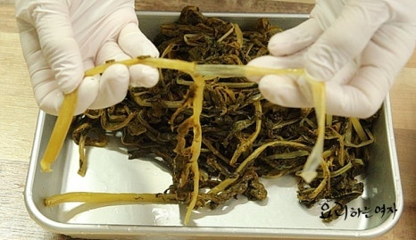 Clean and prep the dried radish greens — step photo 1