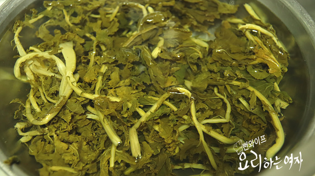 Clean and prep the dried radish greens — step photo 2