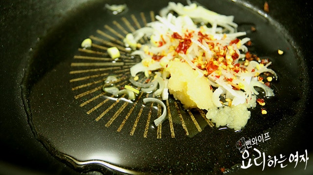 Make the stir-fried fish cakes — step photo 1