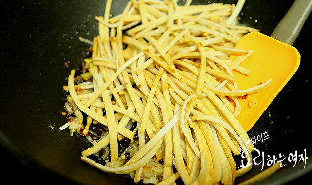Make the stir-fried fish cakes — step photo 1