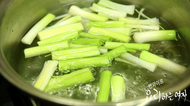 Blanch the green garlic — step photo 2