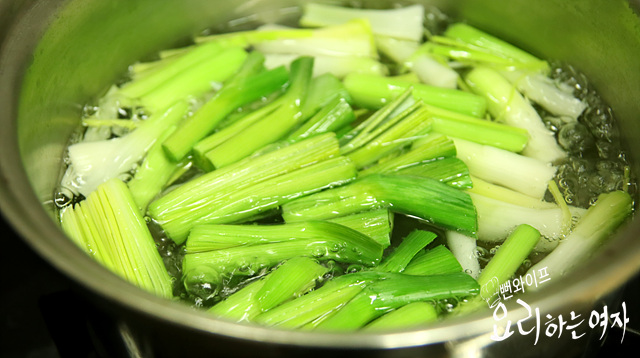 Blanch the green garlic — step photo 1