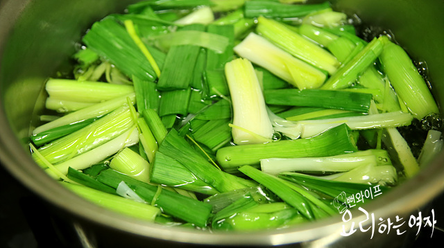 Blanch the green garlic — step photo 2
