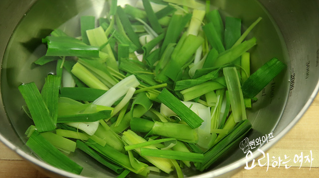 Blanch the green garlic — step photo 1