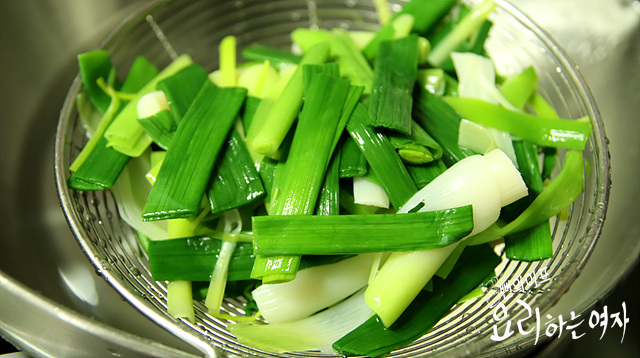 Blanch the green garlic — step photo 2