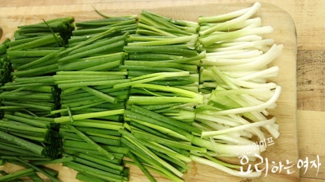 Salt the scallions — step photo 1