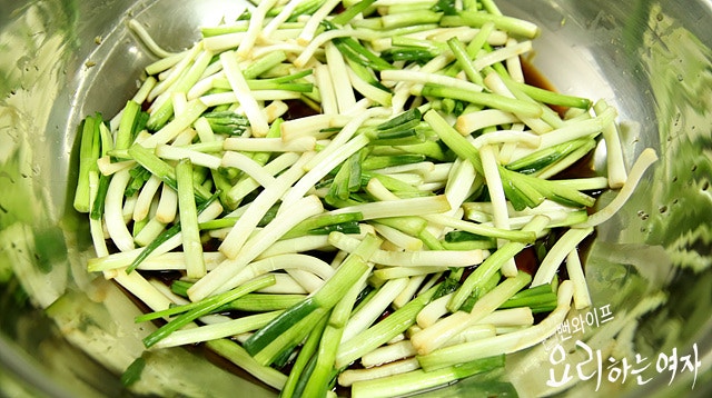 Salt the scallions — step photo 2