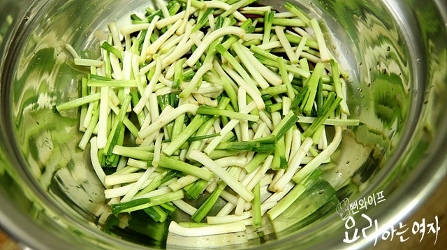 Salt the scallions — step photo 3