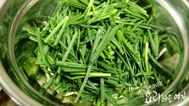 Salt the scallions — step photo 1