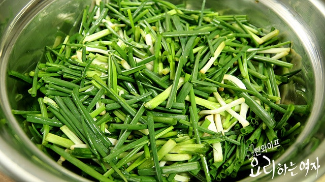 Salt the scallions — step photo 2