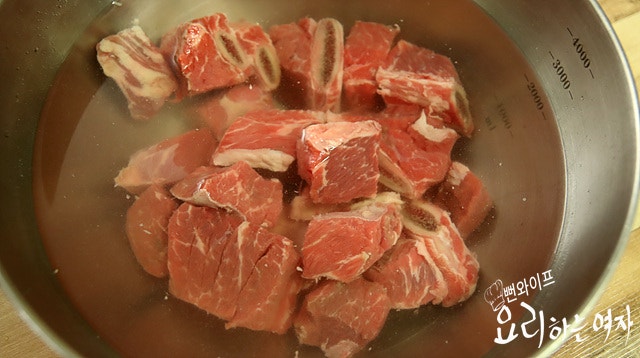 Drain the blood from the beef short ribs — step photo 1