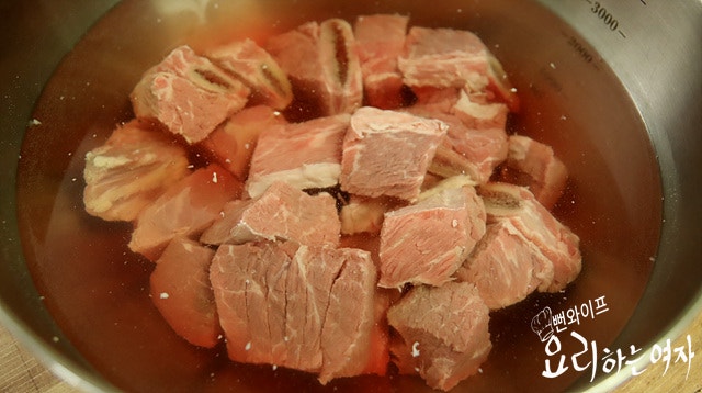 Drain the blood from the beef short ribs — step photo 2