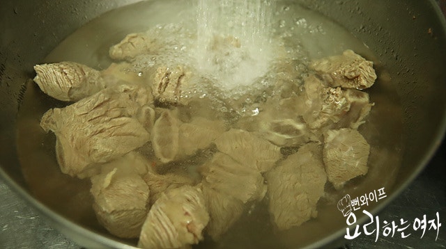 Drain the blood from the beef short ribs — step photo 1