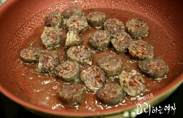 Fry the blood sausage — step photo 1