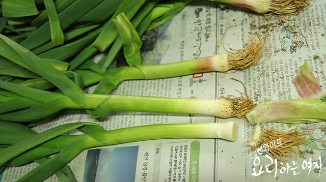 Trim the green garlic — step photo 1