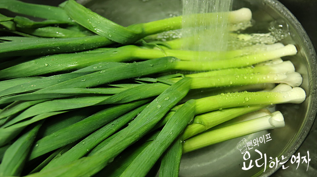 Trim the green garlic — step photo 2