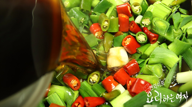 Pour the soy sauce brine — step photo 1