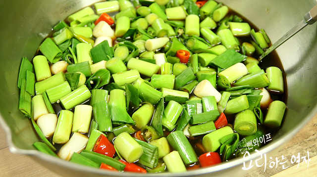 Pour the soy sauce brine — step photo 2