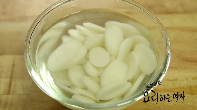 Soak the rice cakes and slice the ingredients — step photo 1