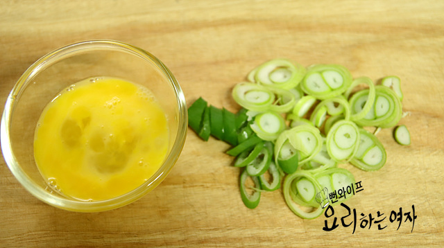 Soak the rice cakes and slice the ingredients — step photo 2