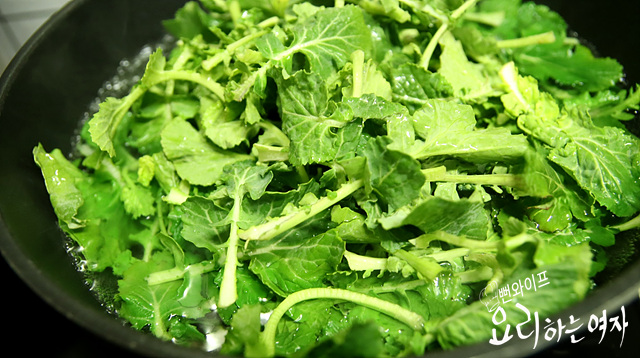 Blanch the canola greens — step photo 1