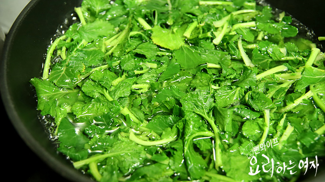 Blanch the canola greens — step photo 2