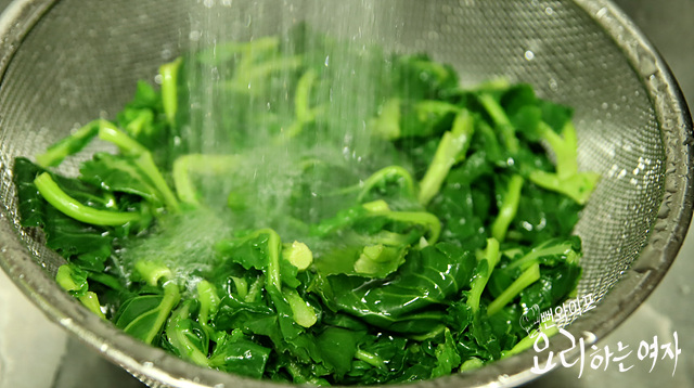 Blanch the canola greens — step photo 1