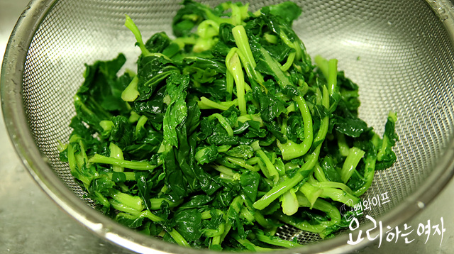 Blanch the canola greens — step photo 2