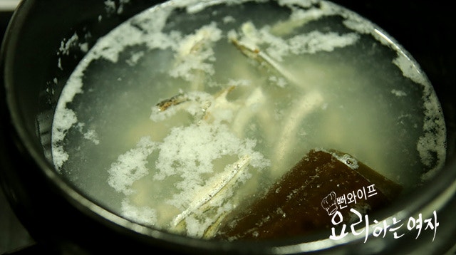 Make the anchovy broth — step photo 1