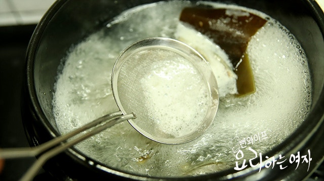 Make the anchovy broth — step photo 2
