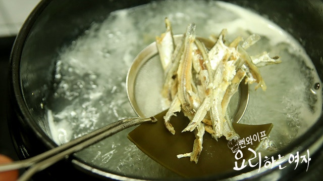 Make the anchovy broth — step photo 3