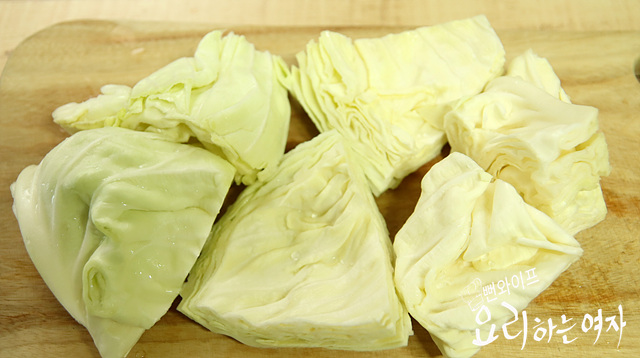 Cut and wash the cabbage — step photo 1