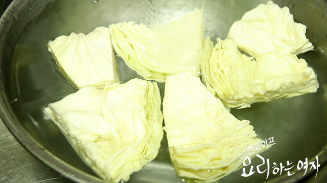 Cut and wash the cabbage — step photo 2