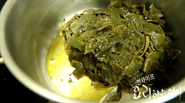Simmer the seaweed soup — step photo 1