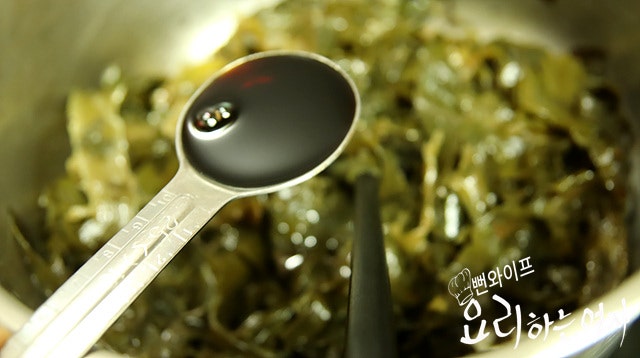 Simmer the seaweed soup — step photo 2