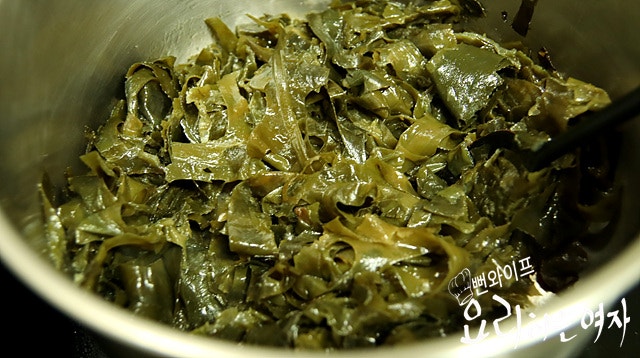 Simmer the seaweed soup — step photo 3