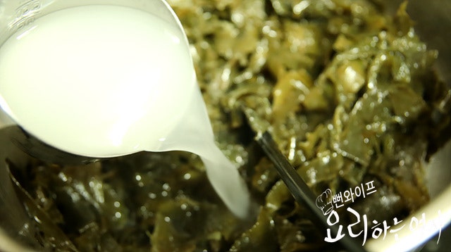 Simmer the seaweed soup — step photo 1