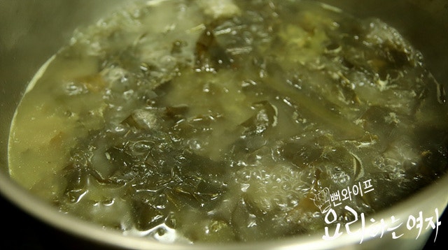 Simmer the seaweed soup — step photo