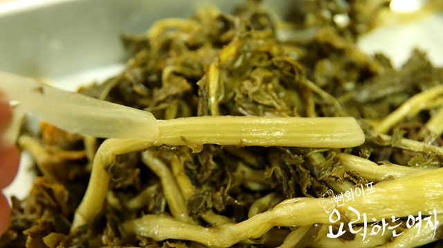 Prepare the dried radish greens — step photo 1