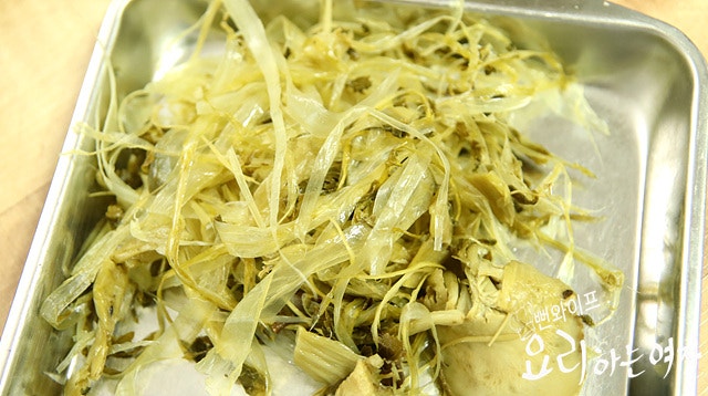 Prepare the dried radish greens — step photo 2