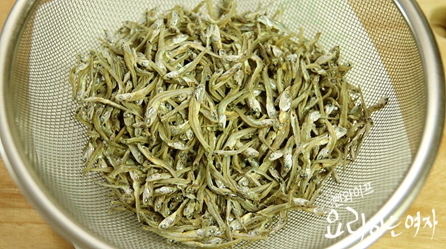 Prepare the dried anchovies — step photo
