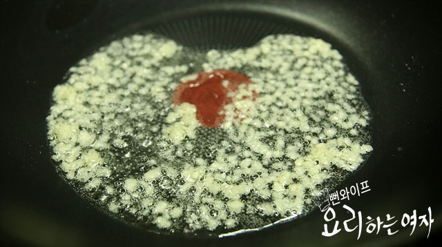 Stir-fry in garlic oil — step photo 1